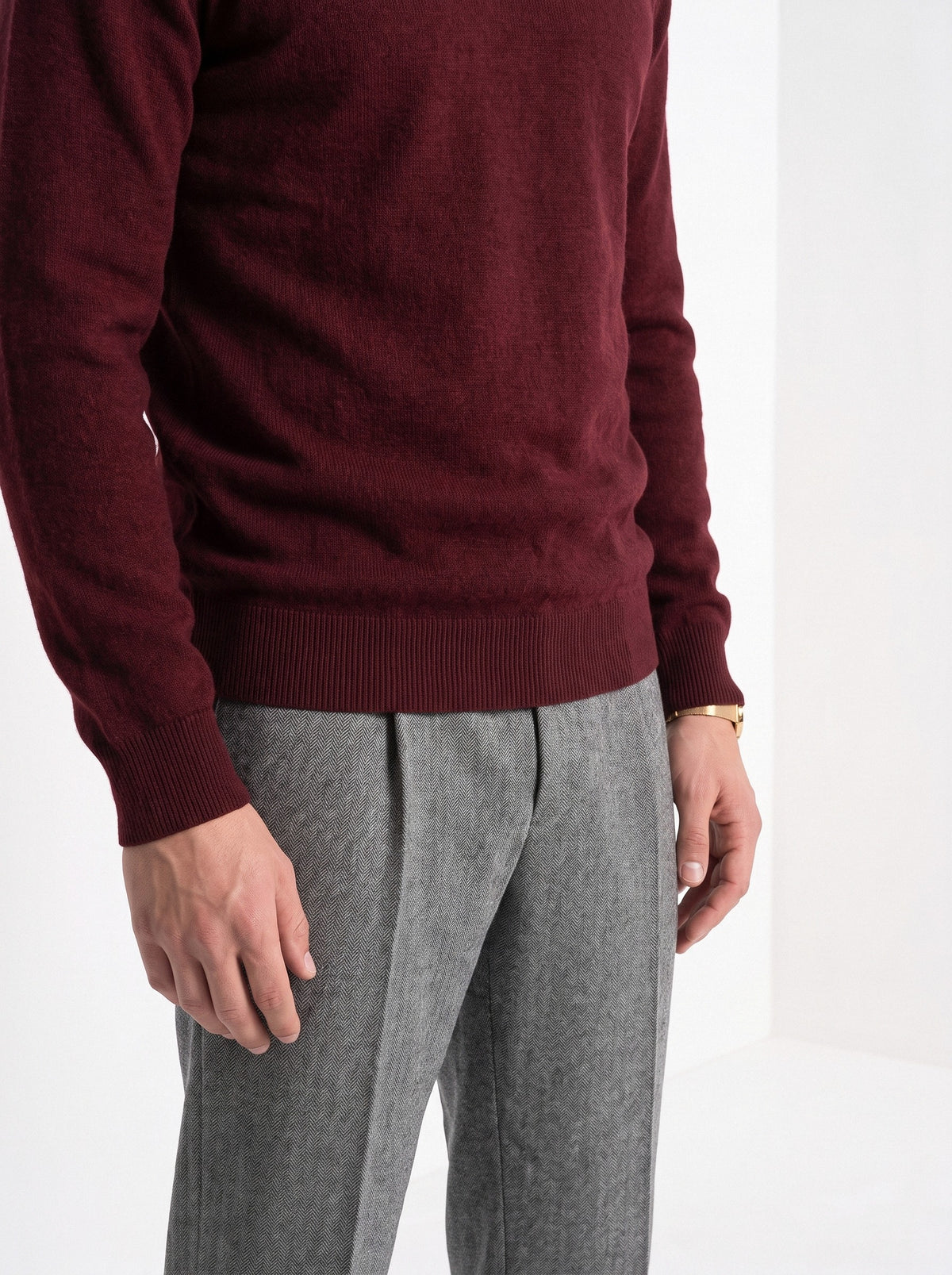 BLENIN men's 100% wool crew neck sweater in burgundy, fit detail